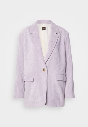 Lilac korduroja žakete ar vienu zelta pogu, diviem priekšējiem kabatām, izgrieztām nogāzēm un gludu iekšējo oderi.
