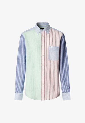 Camisa de manga larga con botones y rayas verticales en paneles azules, verdes y rojos, con un bolsillo en el pecho a rayas azules en el lado derecho.