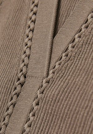 Tessuto lavorato a maglia marrone con texture a coste e un accento intrecciato. Il design presenta un scollo a V con cuciture verticali.