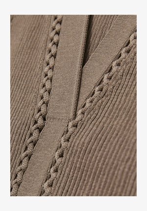 Brauner gestrickter Stoff mit gerippter Textur und geflochtenem Akzent. Das Design zeigt einen V-Ausschnitt mit vertikalen Nähten.