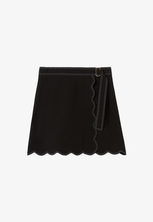 Gonna nera con orlo scallop, cuciture bianche a contrasto e dettaglio cintura laterale. Realizzata in un tessuto liscio, presenta un design aderente.