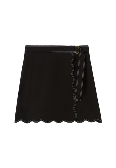 Jupe noire avec un ourlet festonné, des coutures blanches contrastantes et un détail de ceinture sur le côté. Fabriquée dans un tissu lisse, elle présente une coupe ajustée.