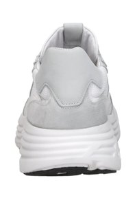 Grijze en witte sportSchoen met een bovenwerk van mesh, suede accenten en een gestructureerde rubberen zool. Heeft een gevoerde hak en een trekband.