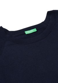 Pull en maille bleu marine avec un col rond. Présente une texture douce et une étiquette verte marquée "UNITED COLORS OF BENETTON" à l'intérieur du col.