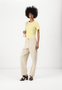Tommy Hilfiger LOGO - Print T-shirt - citronella