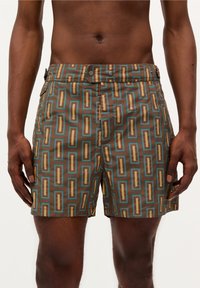 Geprinte zwembroek met een geometrisch ontwerp in bruin, turquoise en tan. Gemaakt van lichtgewicht stof met een reguliere pasvorm en zijzakken.