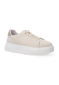 Beige Leder-Sneaker mit einer weißen Gummisohle, runder Schuhspitze, Schnürverschluss und metallic-goldener Akzent an der Ferse. Glatte Oberfläche.