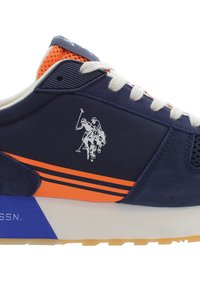 Sneaker blu con accenti arancioni presenta un logo di un giocatore di polo bianco sul lato, lacci beige e una suola inferiore testurizzata.