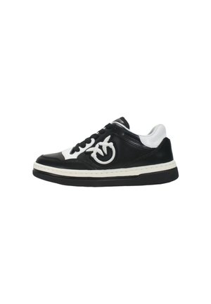 Sneaker in pelle bianca e nera con punta arrotondata, elementi di design a contrasto, suola nera testurizzata e dettaglio del logo di lato.