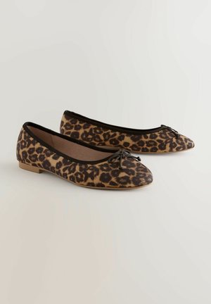 Leopardimustriga balletijalatsid terava ninaga, musta ääre ja paeltega aksendiga. Valmistatud kangast, omavad tasast tallat, mis tagab mugavuse.