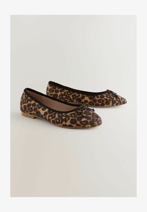 Leopardimustriga balletijalatsid terava ninaga, musta ääre ja paeltega aksendiga. Valmistatud kangast, omavad tasast tallat, mis tagab mugavuse.