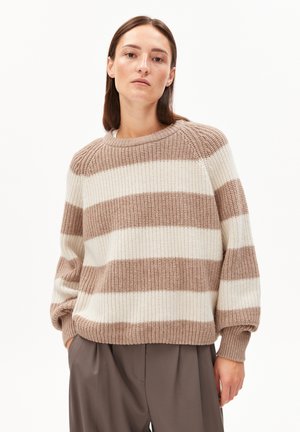 Gestreifter Pullover in beige und creme mit gestrickter Textur, Rundhalsausschnitt und überschnittenen Schultern. Kombiniert mit weit geschnittenen braunen Hosen.