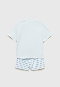 Světle modré bavlněné tričko s krátkým rukávem a zadním pohledem. V kombinaci s bílými šortkami s tenkými modrými pruhy.
