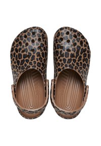 Lepelprint klompen met een bruine basis, zwarte accenten, een getextureerde inlegzool en ventilatiegaten aan de zijkant voor ademend vermogen.