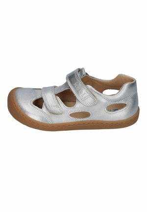 Silberne Kindersandale mit brauner Gummisohle, zwei verstellbaren Klettverschlüssen und ausgeschnittenen Belüftungslöchern an den Seiten.