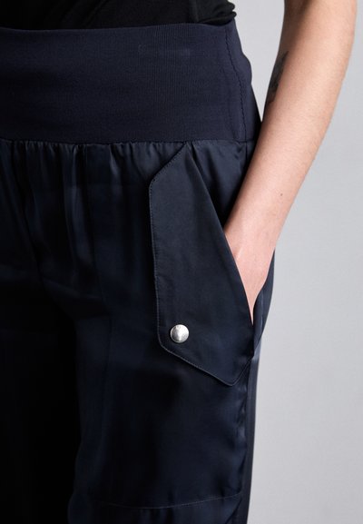 Cinq à Sept HARMONY PANT - Kargopüksid - navy