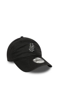 Gorra de béisbol negra ajustable con visera curva y un logo bordado en blanco de los San Antonio Spurs en la parte delantera.