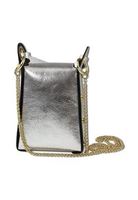 Sac à main argent métallique avec une finition texturée. Il dispose d'une chaîne dorée et d'accents noirs. De forme compacte et rectangulaire, avec une fermeture à rabat.