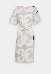 Hellblaues Kleid mit abstrakten beigen Mustern, kurzen Ärmeln und einer Taillenschnürung. Besitzt einen schwarzen Punktakzent an der Seite. Weicher Stoff.