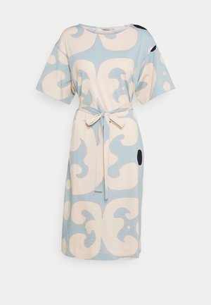 Robe bleu clair avec des motifs abstraits beiges, manches courtes et taille cintrée. Présente un accent de triangle noir sur le côté. Tissu à texture douce.