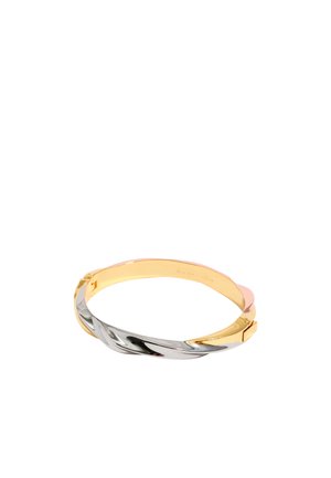 Pulsera de metal retorcido que presenta tonos de oro, plata y oro rosa, con un acabado suave y un diseño interlocking único.