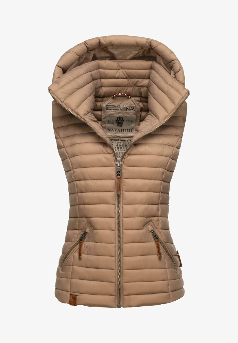 Beige gesteppte Weste mit hohem Kragen und durchgehendem Reißverschluss. Sie ist mit zwei seitlichen Taschen mit Reißverschluss und einem Lederakzent am Saum ausgestattet.