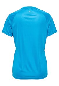 Blå atletisk T-shirt lavet af glat, fugttransporterende stof, med korte ærmer og rund halsudskæring samt detaljer på ryggen.