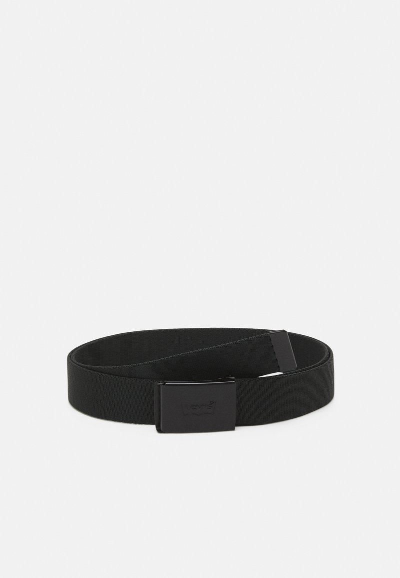 Zwarte elastische riem met een rechthoekige matte zwarte gesp, voorzien van een gestructureerde afwerking. Eenvoudig ontwerp, veelzijdig voor verschillende outfits.