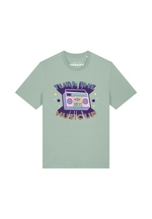 Hellgrünes T-Shirt mit einer farbenfrohen Retro-Kassettenplayer-Grafik und dem Text "Dreh die Musik lauter" in fetten Buchstaben.