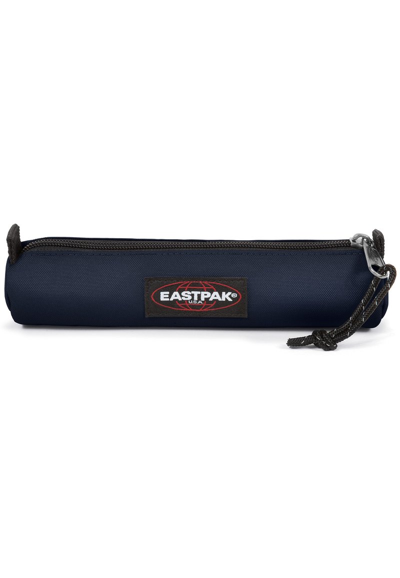 Astuccio Eastpak di colore blu navy realizzato in un tessuto resistente, dotato di chiusura con zip e di un'etichetta nera con il marchio sulla parte anteriore.