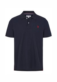 Polo bleu marine à manches courtes avec col, deux boutons blancs et petit logo rouge sur la poitrine gauche.