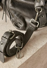 Next REGULAR FIT - Rankinė - black