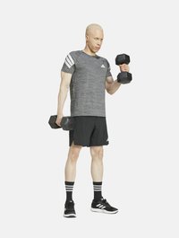 Camiseta atlética gris con rayas blancas en los hombros, pantalones cortos negros, zapatillas negras y calcetas a rayas; sosteniendo dos mancuernas.