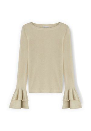 Haut beige à manches longues avec un col rond et des poignets évasés et superposés. Le tissu a un subtil brillant, offrant une texture douce et une silhouette épurée.
