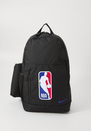 Fekete szövet hátizsák, amelyen nagy NBA-logó található vörös, fehér és kék színekben; oldalzseb; felső fogantyú; és az alján kék Nike márkajelzés.