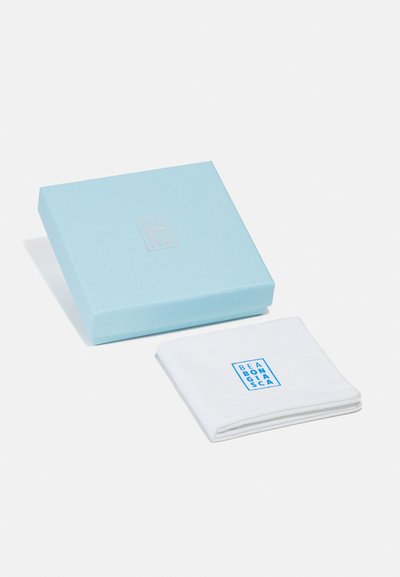 Caja de regalo azul claro con logotipo en relieve, que contiene un paño blanco con un logotipo impreso en azul. Diseño simple y limpio, doblado cuidadosamente.