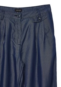 Pantaloni blu navy con una superficie liscia e lucida; presentano due bottoni e pieghe frontali; etichetta del marchio visibile in vita.