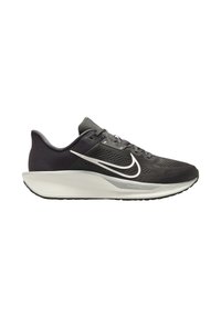 Zapatilla de running Nike en blanco y negro con parte superior de malla transpirable, suela acolchada y logotipo swoosh blanco en el lateral sobre fondo blanco.