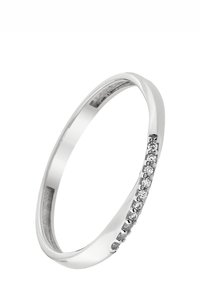 Bague en or blanc avec une bande lisse et polie, ornée d'une rangée de petites pierres précieuses transparentes serties sur un côté à des fins décoratives.