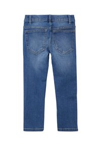 Modré denimové džínsy s dvoma zadnými vreckami, pútka na opasok a viditeľným šitím, zobrazené zozadu na bielom pozadí.