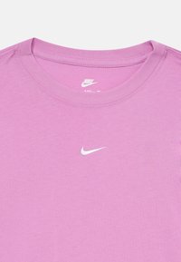 Ανοιχτό μωβ μπλούζα Nike με στρογγυλή λαιμόκοψη, που διαθέτει ένα μικρό λευκό λογότυπο Nike swoosh κέντρο κάτω από τον γιακά.