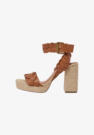 Hnědé kožené sandály na podpatku s pleteným páskem přes kotník, platformou a texturovanými podpatky obalenými provazem. Na přední straně mají mašličku.