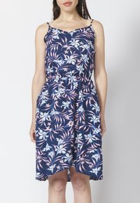 Kukallinen mekko, jossa on tummansininen tausta ja vaaleanpunaisia sekä vaaleansinisiä kukkia. Spagettiolkaimet, vyötäröltä kapeaksi muotoiltu ja polven pituinen malli.