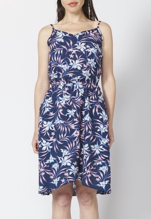 Vestido floral con fondo azul marino y flores en tonos rosa y azul claro. Tiras finas, cintura ajustada y diseño a la altura de la rodilla.