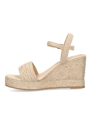 Sandalia de cuña con parte superior de estilo tejido de paja en beige, con una tira ancha que cubre los dedos y una correa en el tobillo para mayor sujeción.