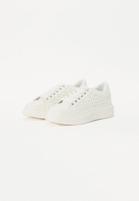 Białe sneakersy wykonane z gładkiej skóry, z perforowanymi panelami bocznymi, okrągłym noskiem i płaską gumową podeszwą. Posiadają sześć oczek i sznurowania.