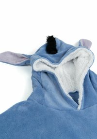 Indumento blu in pile con cappuccio, caratterizzato da un interno grigio chiaro, orecchie grigie e una coda nera. Il materiale testurizzato conferisce un aspetto morbido e peloso.