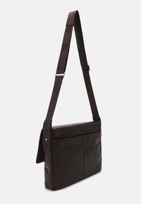 Borsa a tracolla in pelle marrone con tracolla regolabile in nylon, chiusura a pattina, due tasche frontali e texture liscia.