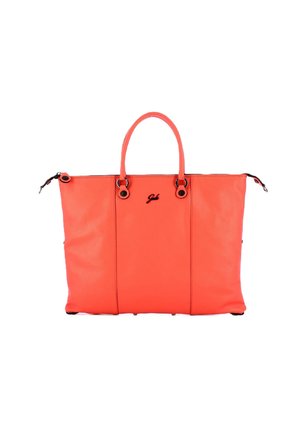 Borsa tote in pelle corallo con due manici, chiusura con zip, accento del logo nero e hardware in metallo. Texture liscia con dettagli di cuciture orizzontali.