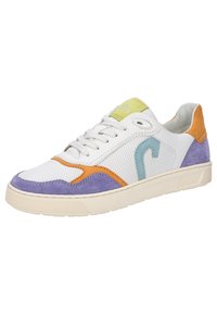 Baskets en cuir blanc avec des lacets blancs, des côtés perforés, des accents en daim violet, orange, jaune et bleu, et une semelle en caoutchouc beige.